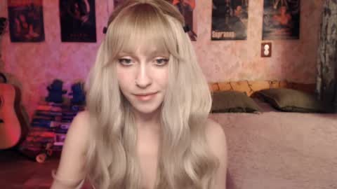 Snapshot of ellie_friendly chatting on February 5, 12:17 pm ellie_friendly online show from February 5, 12:17 pm