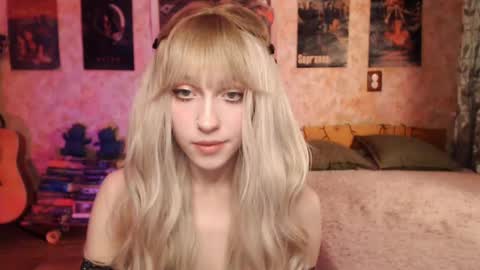 Snapshot of ellie_friendly chatting on March 5, 12:16 am ellie_friendly online show from March 5, 12:16 am