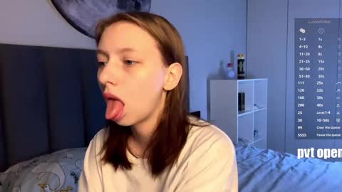 Snapshot of ellie_hollow chatting on November 7, 7:19 am Ellie online show from November 7, 7:19 am