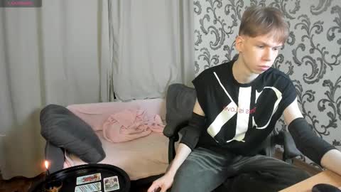 Snapshot of elliot_mars_ chatting on October 7, 5:21 pm elliot_mars_ online show from October 7, 5:21 pm