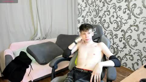 Snapshot of elliot_mars_ chatting on October 15, 5:24 pm elliot_mars_ online show from October 15, 5:24 pm