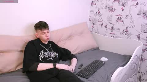 Snapshot of elliot_mars_ chatting on December 13, 7:53 pm elliot_mars_ online show from December 13, 7:53 pm