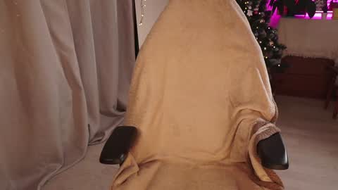 Snapshot of elly_belly chatting on December 13, 7:32 pm Elly online show from December 13, 7:32 pm