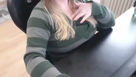 Elly online show from October 21, 1:56 pm