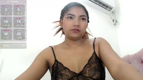 Snapshot of elly_willis chatting on December 14, 7:18 am Elly online show from December 14, 7:18 am