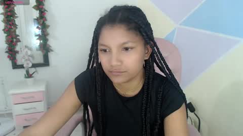 Snapshot of elly_willis chatting on January 3, 12:00 am Elly online show from January 3, 12:00 am