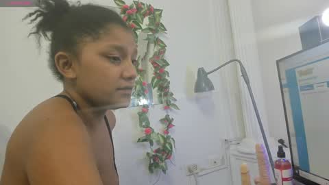 Snapshot of elly_willis chatting on January 5, 8:10 pm Elly online show from January 5, 8:10 pm