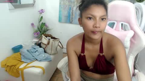 Snapshot of elly_willis chatting on February 23, 5:18 pm Elly online show from February 23, 5:18 pm