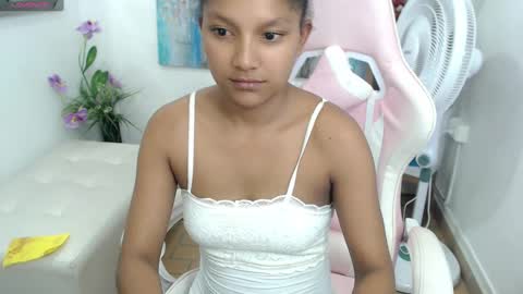 Snapshot of elly_willis chatting on February 23, 8:22 pm Elly online show from February 23, 8:22 pm