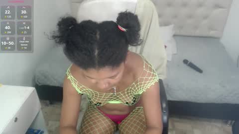 Snapshot of elly_willis chatting on October 31, 9:49 pm Elly online show from October 31, 9:49 pm