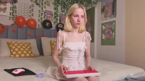 Snapshot of emacalim_ chatting on October 26, 12:44 pm Emma online show from October 26, 12:44 pm