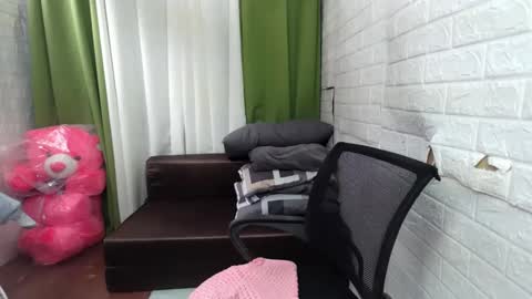 Snapshot of emely_slutxxx chatting on February 1, 1:23 am Emely online show from February 1, 1:23 am