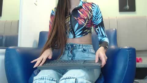 Snapshot of emilee_star chatting on February 20, 4:14 pm Emilee online show from February 20, 4:14 pm