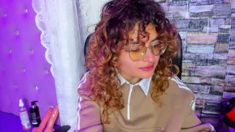 Snapshot of emili_rouse_ chatting on October 15, 3:01 pm Emy online show from October 15, 3:01 pm