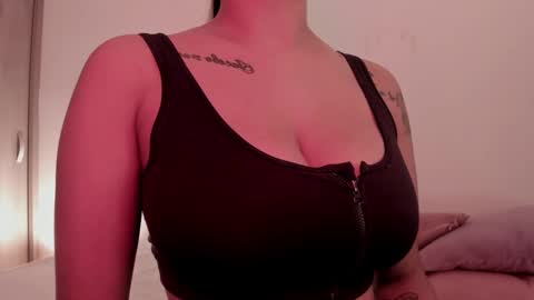 Snapshot of emilia_ghendle chatting on December 30, 2:19 pm Emilia Big Boobs online show from December 30, 2:19 pm