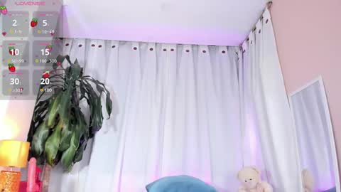 Snapshot of emilie_james chatting on February 10, 9:15 pm Emilie James online show from February 10, 9:15 pm