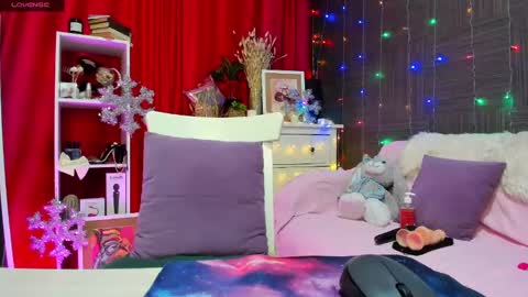 Snapshot of emiliyaqueen chatting on December 8, 8:20 am Emiliya online show from December 8, 8:20 am