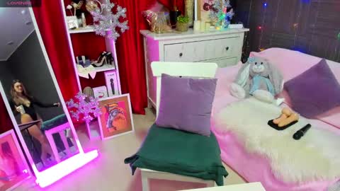 Snapshot of emiliyaqueen chatting on December 11, 2:19 am Emiliya online show from December 11, 2:19 am