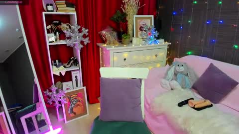 Snapshot of emiliyaqueen chatting on December 12, 2:04 am Emiliya online show from December 12, 2:04 am