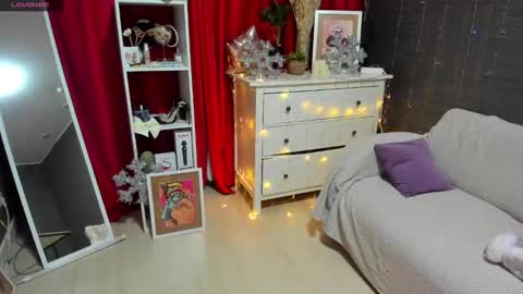 Snapshot of emiliyaqueen chatting on December 18, 2:42 am Emiliya online show from December 18, 2:42 am