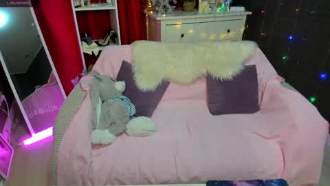 Snapshot of emiliyaqueen chatting on December 19, 2:12 am Emiliya online show from December 19, 2:12 am