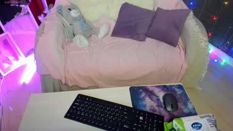 Snapshot of emiliyaqueen chatting on December 29, 2:49 am Emiliya online show from December 29, 2:49 am