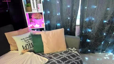 Snapshot of emiliyaqueen chatting on February 9, 2:28 am Emiliya online show from February 9, 2:28 am