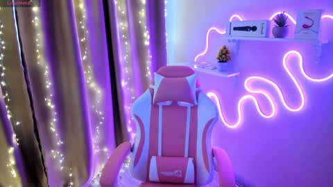 Snapshot of emiliyaqueen chatting on February 23, 2:18 am Emiliya online show from February 23, 2:18 am