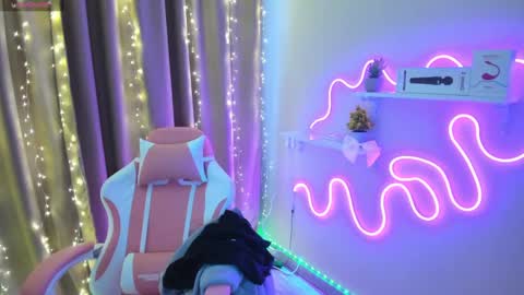 Snapshot of emiliyaqueen chatting on March 9, 2:07 am Emiliya online show from March 9, 2:07 am