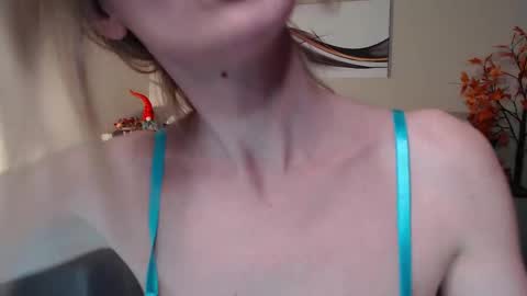 Snapshot of emilly_angel chatting on March 6, 8:27 pm Emily online show from March 6, 8:27 pm