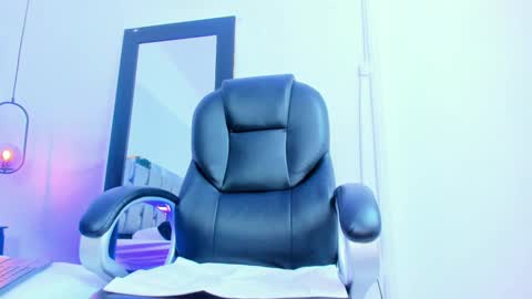 Snapshot of emily_gil1 chatting on January 14, 12:56 pm Emi online show from January 14, 12:56 pm