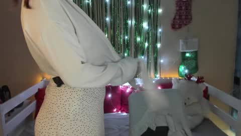 Snapshot of emily_gin chatting on December 14, 5:40 am EMILY online show from December 14, 5:40 am