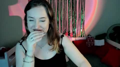 Snapshot of emily_gin chatting on January 4, 8:28 am EMILY online show from January 4, 8:28 am