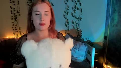 Snapshot of emily_gin chatting on February 25, 5:41 am EMILY online show from February 25, 5:41 am