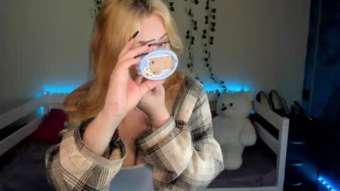 Snapshot of emily_gin chatting on October 5, 9:51 am EMILY online show from October 5, 9:51 am