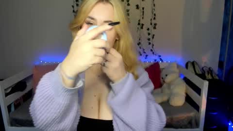 Snapshot of emily_gin chatting on October 18, 2:25 am EMILY online show from October 18, 2:25 am