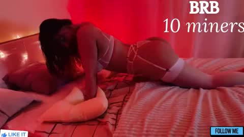 Snapshot of emily_gin chatting on November 10, 2:21 am EMILY online show from November 10, 2:21 am