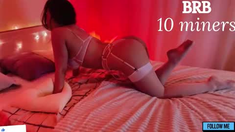 Snapshot of emily_gin chatting on December 4, 2:32 am EMILY online show from December 4, 2:32 am