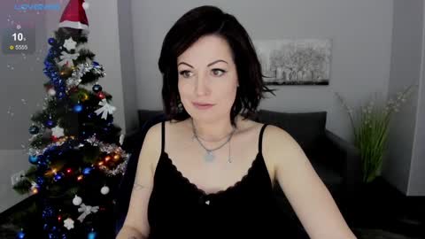 Snapshot of emily_midlton chatting on December 28, 9:20 am Emily online show from December 28, 9:20 am