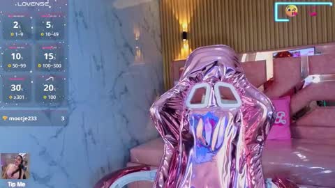 Snapshot of emily_mills_s chatting on October 18, 8:53 pm Emily online show from October 18, 8:53 pm