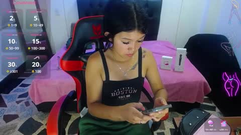 Snapshot of emily_rosse04 chatting on January 11, 12:18 pm online show from January 11, 12:18 pm