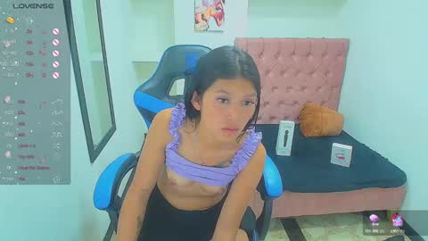 Snapshot of emily_rosse04 chatting on January 30, 6:10 pm online show from January 30, 6:10 pm