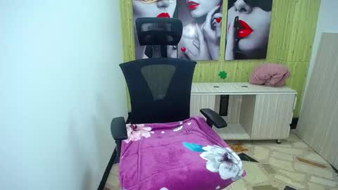 Snapshot of emily_rosse04 chatting on March 5, 12:11 pm online show from March 5, 12:11 pm