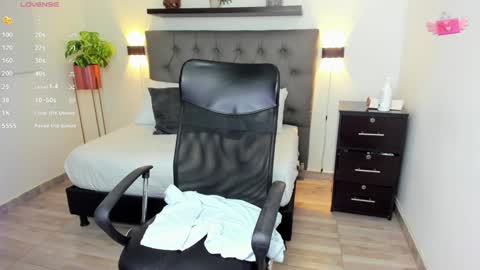 Emi online show from December 2, 11:51 pm