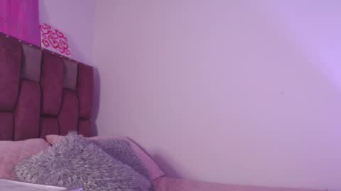 Snapshot of emily_w2 chatting on February 18, 7:09 pm emily_w2 online show from February 18, 7:09 pm