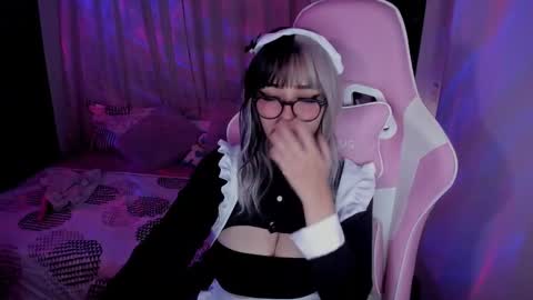 Snapshot of emilyrosss_ chatting on January 27, 8:18 am EMILY online show from January 27, 8:18 am