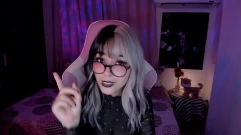 Snapshot of emilyrosss_ chatting on January 29, 8:08 am EMILY online show from January 29, 8:08 am