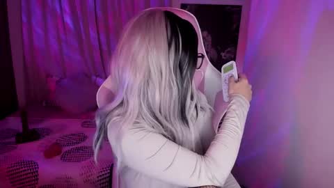 Snapshot of emilyrosss_ chatting on February 3, 3:53 am EMILY online show from February 3, 3:53 am