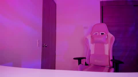 Snapshot of emilyrosss_ chatting on March 8, 6:21 am EMILY online show from March 8, 6:21 am