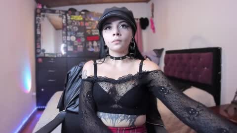 Snapshot of emilyrymer chatting on December 3, 7:11 pm Emily Support me to have 100 likes plx online show from December 3, 7:11 pm